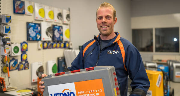 Verno medewerker met koffer gereedschap 