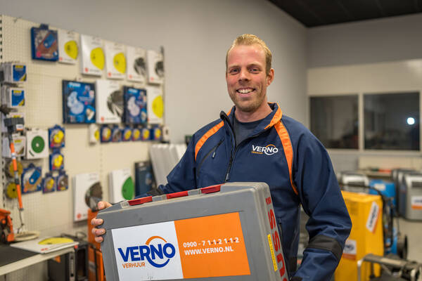 Verno medewerker met koffer gereedschap 